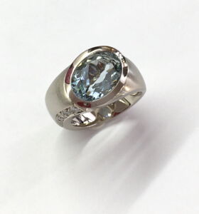 Ring aus 750er Weißgold mit einem Aquamarin und Diamanten