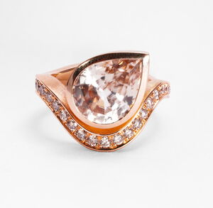 Ring mit hellbraunem Zirkon in Tropfenform und einem Rand aus hellbraunen Diamanten, Roségold