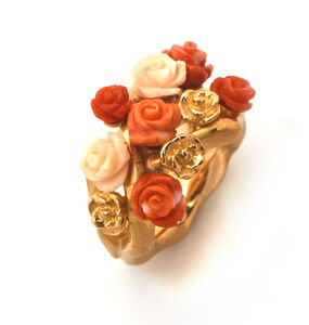 Ring in Rosedgold mit kleinen Rosen aus heller und dunkler Koralle sowie Rosegold.