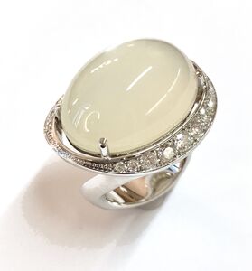 Ring aus Weißgold mit weißem Mondstein Cabochon und Diamanten